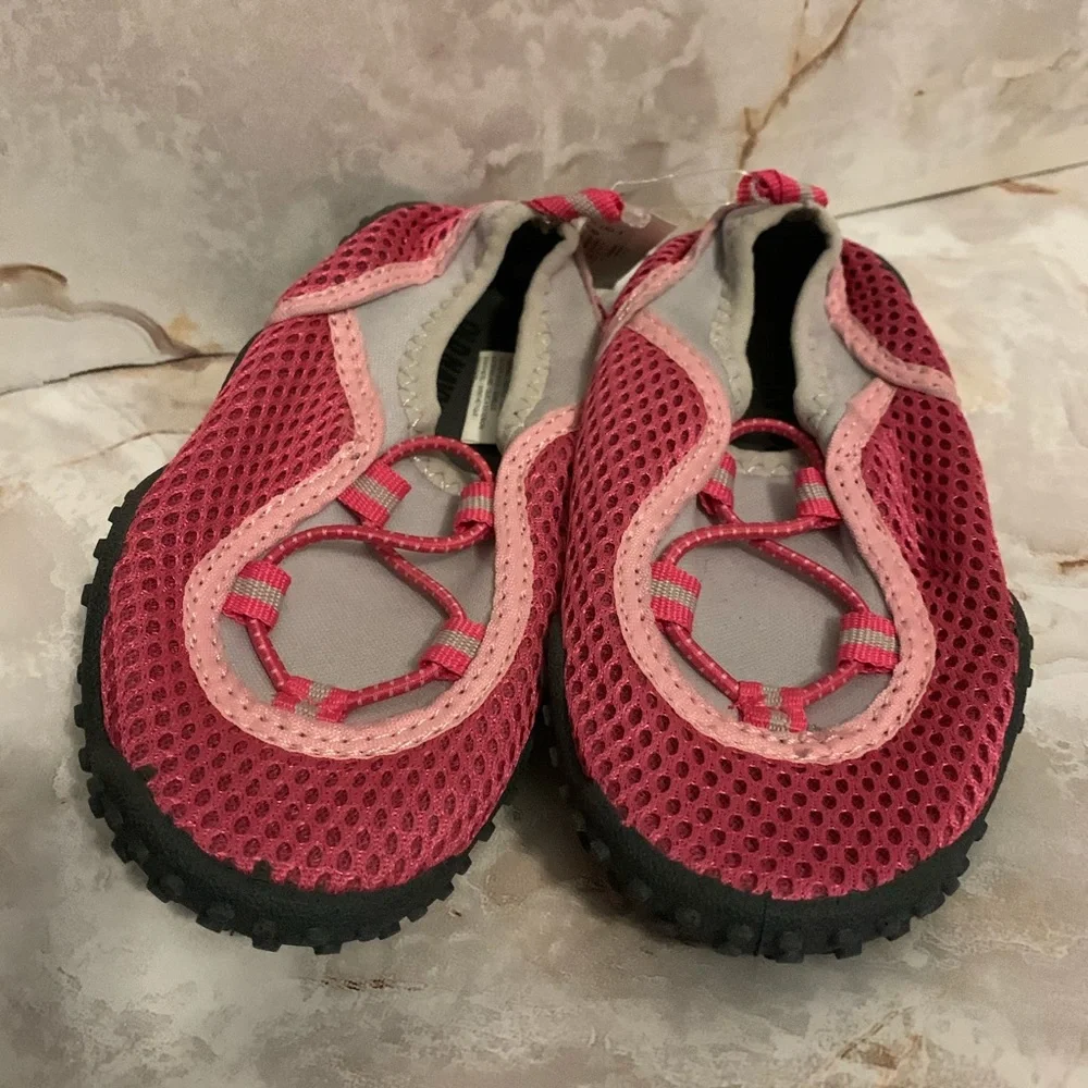 Old Navy 8 toddler water shoe slip on slipper grip beach pool gray pink stretch